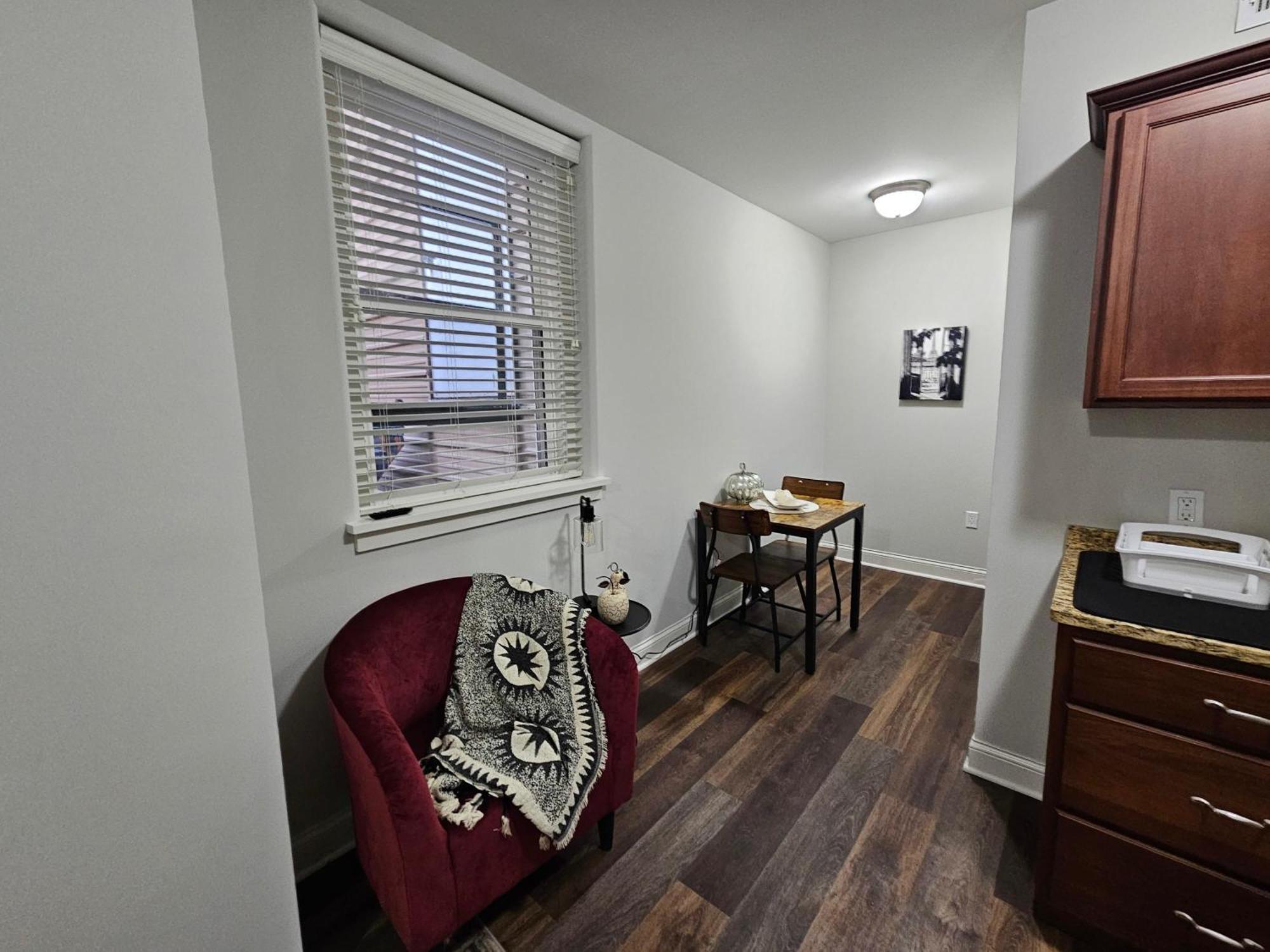 Cozy King Bed Stay At The Historic Inman - 201 Champaign Bagian luar foto